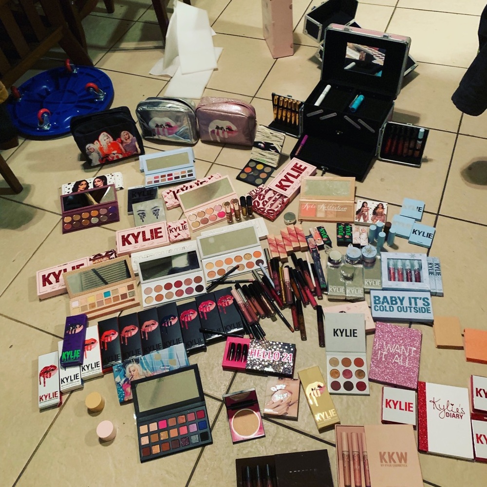 I luv 💕 Kylie if you have stuff anything 4 me 👀